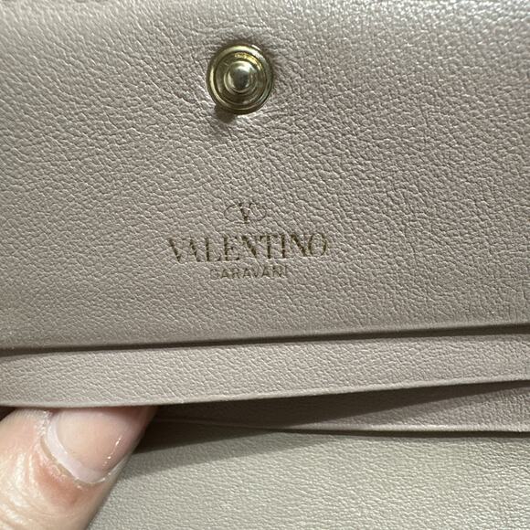 Authentic Valentino Rockstud Taupe Leather Silver Studded Wallet Dust Cover/Box - Picture 7 of 10